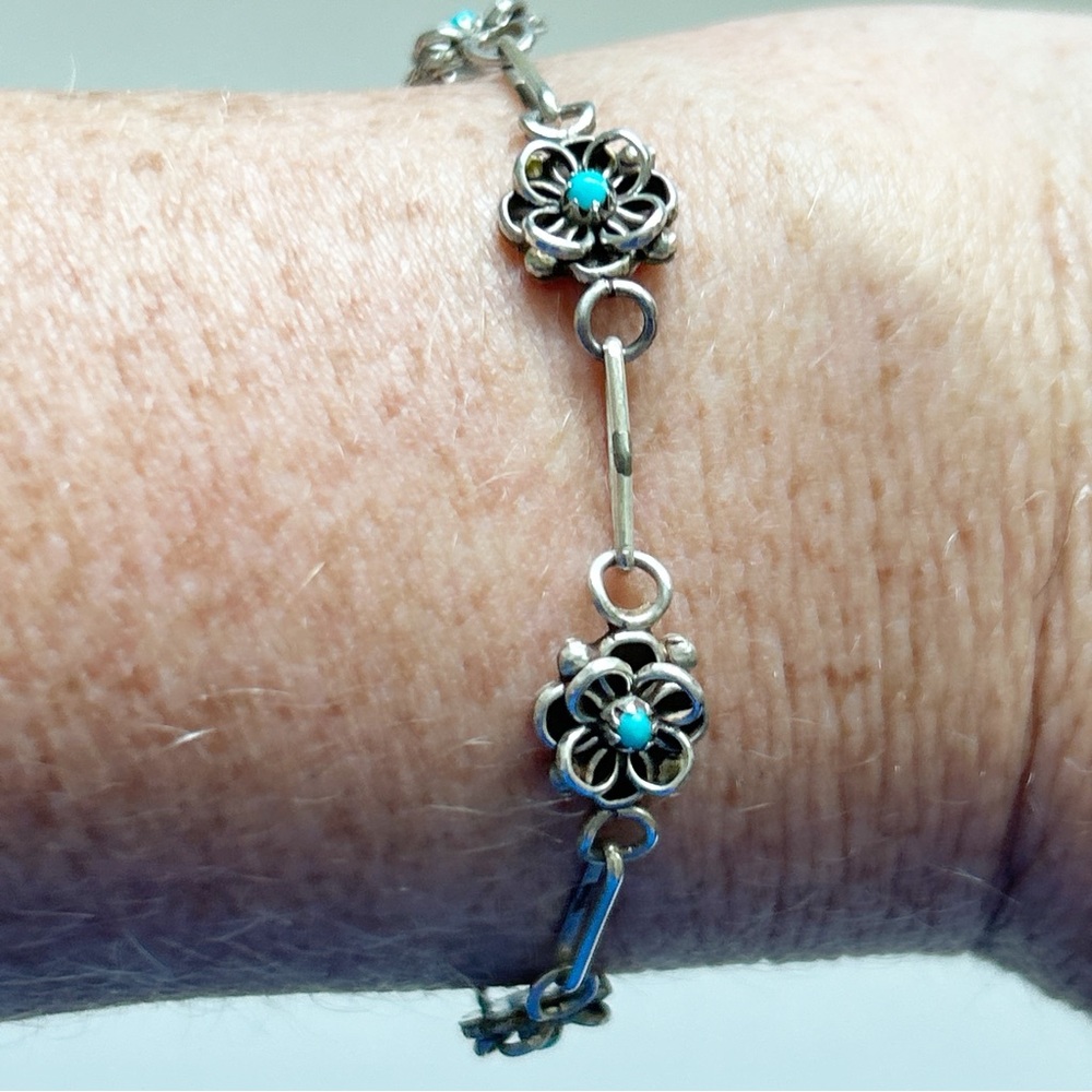 Lovely Southwestern Turquoise Sterling Silver Flower Bracelet - Picture 3 of 7